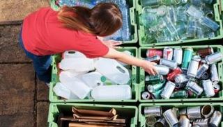 سيدة تجمع أنواعا مختلفة من البلاستيك - أرشيفية