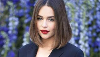 الممثلة إميليا كلارك الشهيرة بشخصية أم التنانين