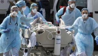 نقل حالة حرجة تعاني من فيروس كورونا إلى المستشفى - أرشيفية