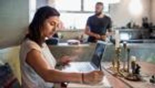 دراسة: الحجر المنزلي يعني يوم عمل أطول للكثيرين