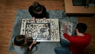 الشباب يتغلبون على ملل الحجر المنزلي بالألعاب