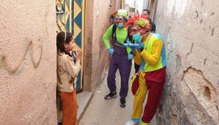 المهرجون الثلاثة يقدمون أحد العروض أمام طفلة
