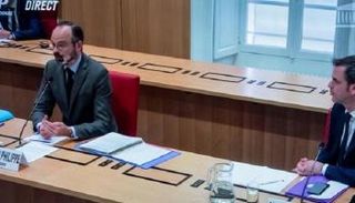 رئيس وزراء فرنسا ووزير الصحة خلال الاستجواب أمام البرلمان