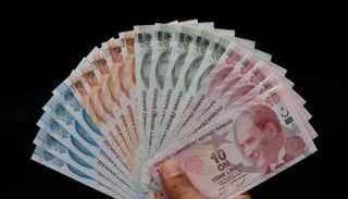 تراجع حاد لـ "الليرة".. هبوط يذكر الأتراك بأزمتهم الأخيرة مع أمريكا