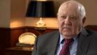 جورباتشوف يطالب بوقف التسلح وهيكلة السياسة العالمية