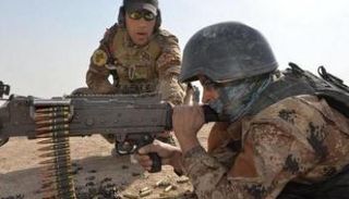 عنصر من الناتو يقوم بتدريب عنصر من القوات العراقية - أرشيفية