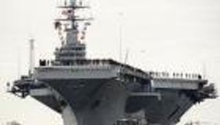 إعفاء البحرية الأمريكية لقائد حاملة طائرات تفشى فيها كورونا