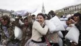 اليوم العالمي لحرب الوسائد.. كورونا يفرض هدنة إجبارية