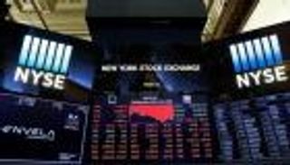 وول ستريت تنخفض بعد نهاية حقبة توظيف تاريخية دامت 9 سنوات