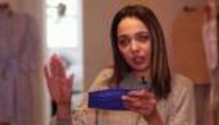 مصممة أزياء تونسية تترك الموضة وتصنع الكمامات لمكافحة "كورونا"