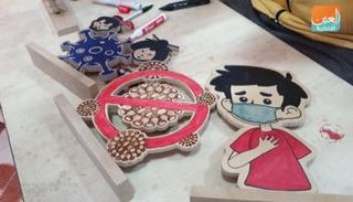 مجموعة من المجسمات التوعوية التي صممها الفلسطيني معاذ خلف الله