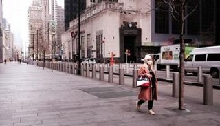 سيدة ترتدي كمامة للوقاية من فيروس كورونا