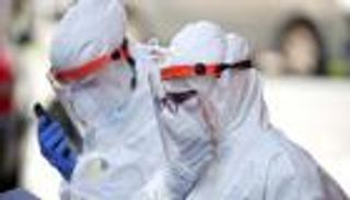 إيطاليا تبدأ علاج مصابي كورونا بـ"بلازما المتعافين"