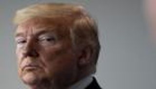 ترامب يقيل مسؤولا استخباراتيا على صلة بمحاكمته