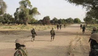 جنود من جيش النيجر في إحدى المواجهات - رويترز 