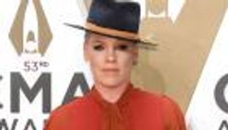 مغنية أمريكية تعلن إصابتها بكورونا.. وتهاجم إدارة ترامب