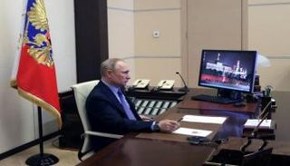 الرئيس الروسي يرأس اجتماعا مع المسؤولين عبر الفيديو - رويترز