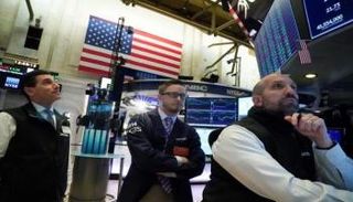 متعاملون أثناء التداول في بورصة وول ستريت