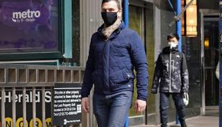 شاب يرتدي كمامة للوقاية من فيروس كورونا