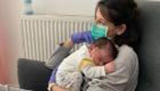 أم تعيش أصعب لحظة في حياتها.. والسبب "كورونا"