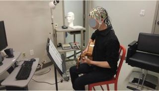 أحد عازفي الجيتار الذين خضعوا للتجربة