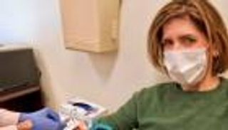 ناجون من كورونا يتبرعون بالبلازما لإنقاذ المصابين