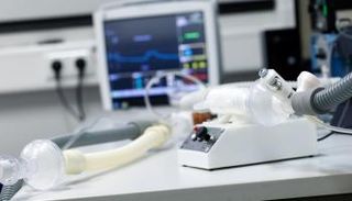 بريطانيا تتسلم 300 جهاز تنفس صناعي من الصين