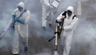 رجال إطفاء يقومون برش المطهرات في شوارع طهران