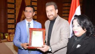 نضال الشافعي أثناء تسلمه الدكتوراه الفخرية 