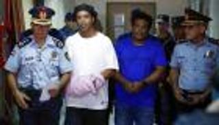 رونالدينيو يواجه السجن 6 أشهر بأمر كورونا