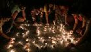 الهند تواجه "ظلام كورونا" بالشموع والمصابيح