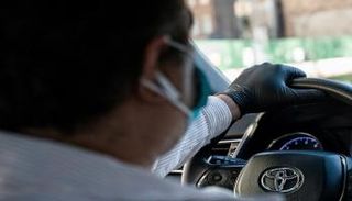 سائق يرتدي كمامة - رويترز