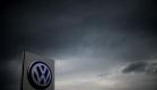 "الانبعاثات" تقود عمالقة صناعة السيارات إلى قفص الاتهام مجددا