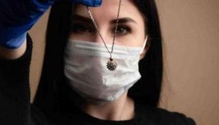 قلادة كورونا من إنتاج شركة مجوهرات روسية