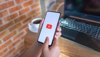 انتشرت شائعات تقول إن إشعاعات التقنية تسبب انتشار الأمراض ومنها كورونا