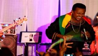 الفنان الإثيوبي تيدي أفرو أحد المتبرعين 