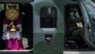 قداس على الهليكوبتر.. "أحد الشعانين" في سماء بنما