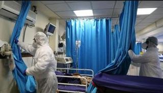 أعضاء الفريق الطبي بغرفة مجهزة لعلاج مرضى كورونا