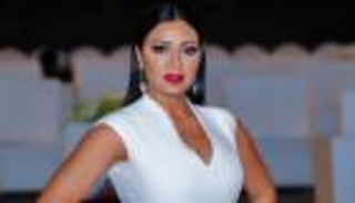 فيديو.. رانيا يوسف "مصففة شعر" في الحجر المنزلي