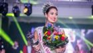 بالصور.. الطبيبة ملكة جمال إنجلترا تعود إلى عملها لمواجهة كورونا