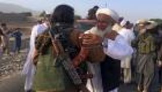 الحكومة الأفغانية تفرج عن 100 سجين من طالبان