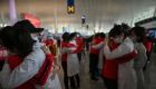 بالصور.. بدموع الفرحة الآلاف يغادرون ووهان بعد إغلاق 76 يوما