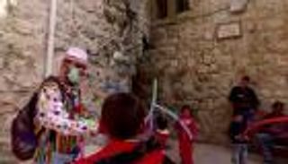 وسط عزل كورونا.. مهرجون يرسمون البسمة على وجوه أطفال غزة والضفة