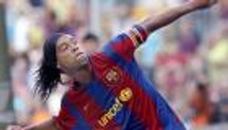 كاريكاتير.. عندما تلاعب رونالدينيو بنجوم الريال في البرنابيو