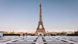 برج إيفل الذي كان يستقبل سنويا 7 ملايين زائر بات خاويا