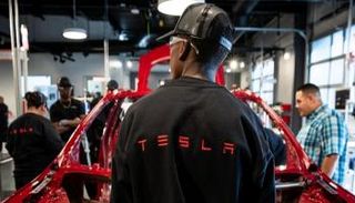 عمال داخل أحد مصانع شركة تيسلا الأمريكية