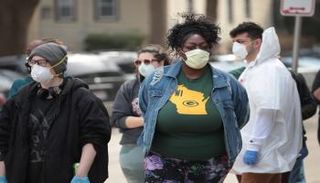 ناخبون في ويسكونسن يرتدون الكمامات - أ ف ب 