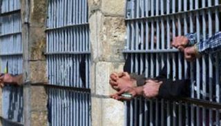 معتقلون داخل أحد السجون في ليبيا 