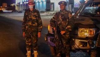 عناصر بالجيش الوطني الليبي خلال تطبيق حظر التجوال