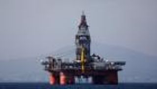 النفط يرتفع بآمال تخفيضات أوبك+